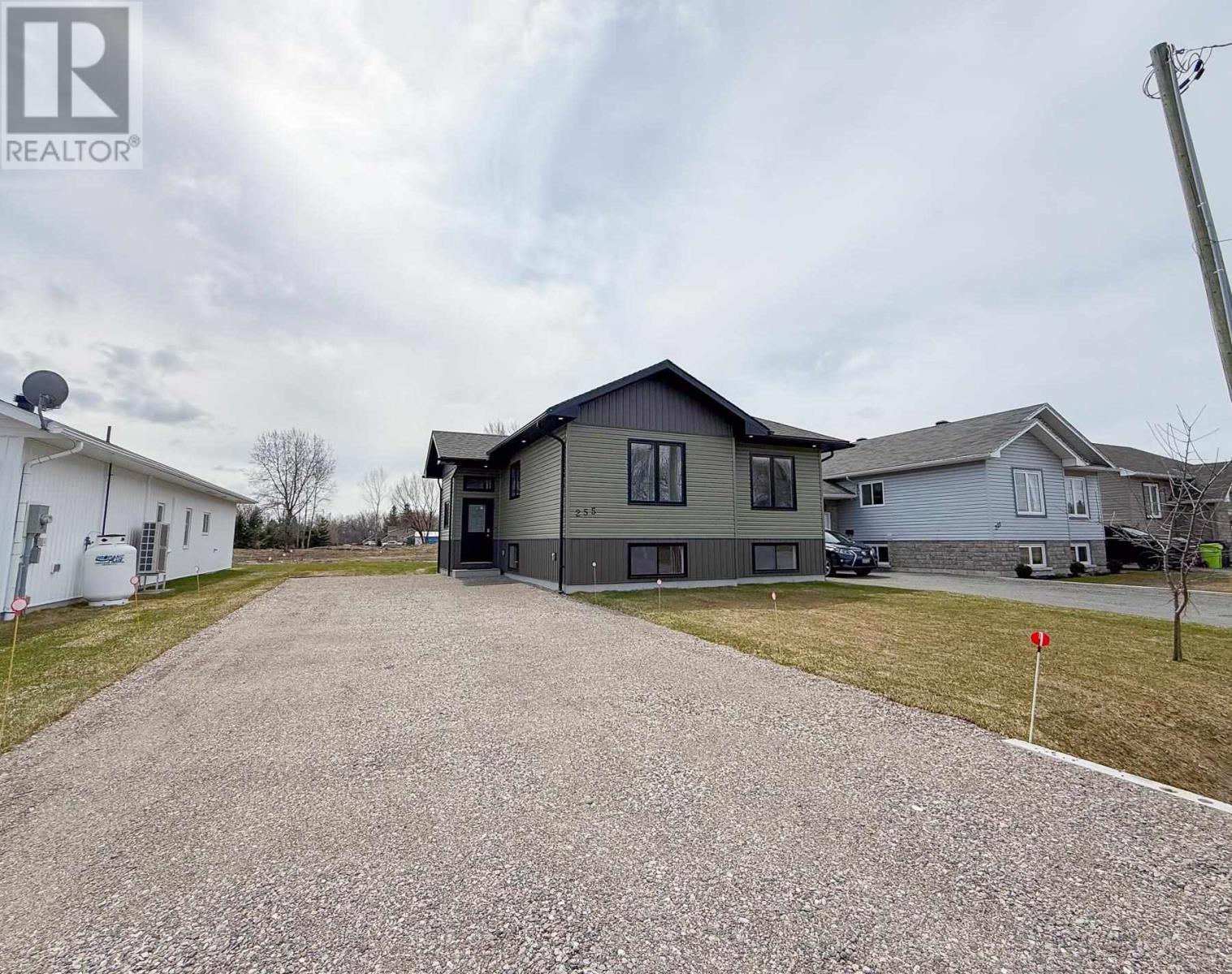 255 East Balfour ST, Sault Ste. Marie, Ontario, P6C1W9 — Photo 3