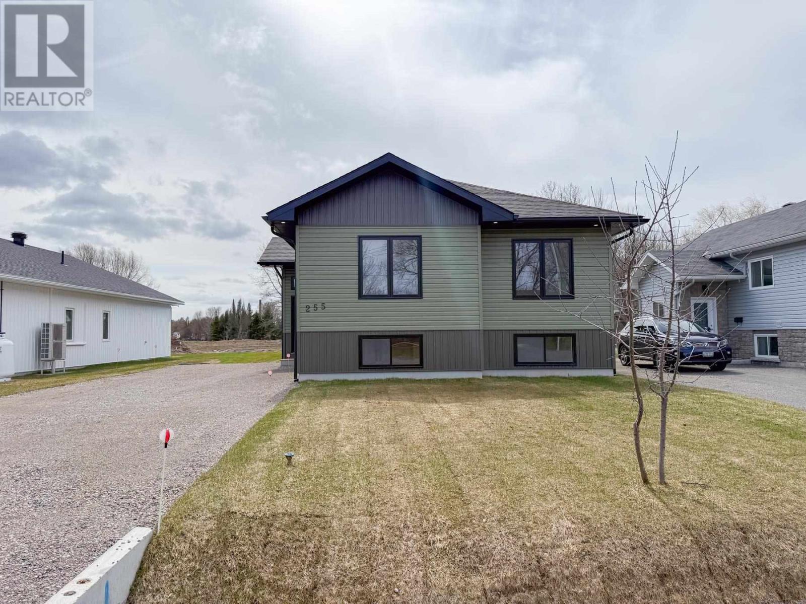 255 East Balfour ST, Sault Ste. Marie, Ontario, P6C1W9 — Photo 5