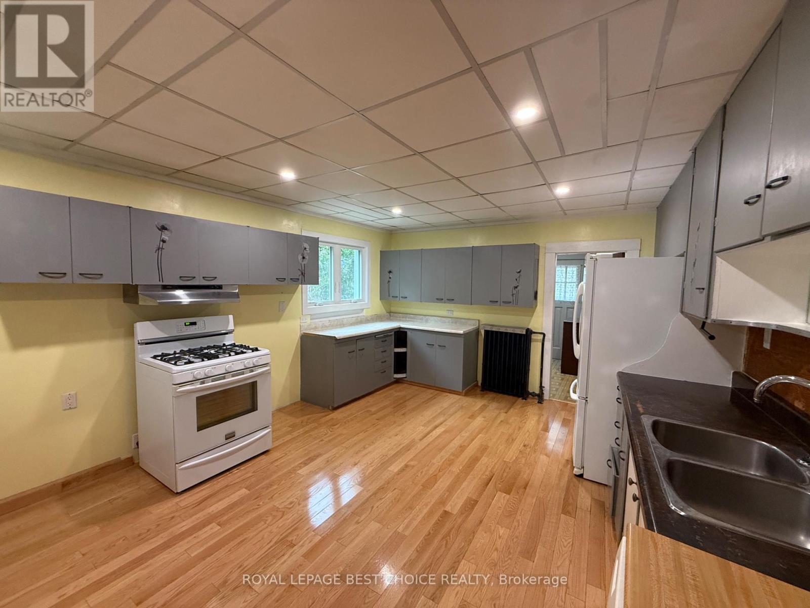 640 BREWSTER STREET - 21