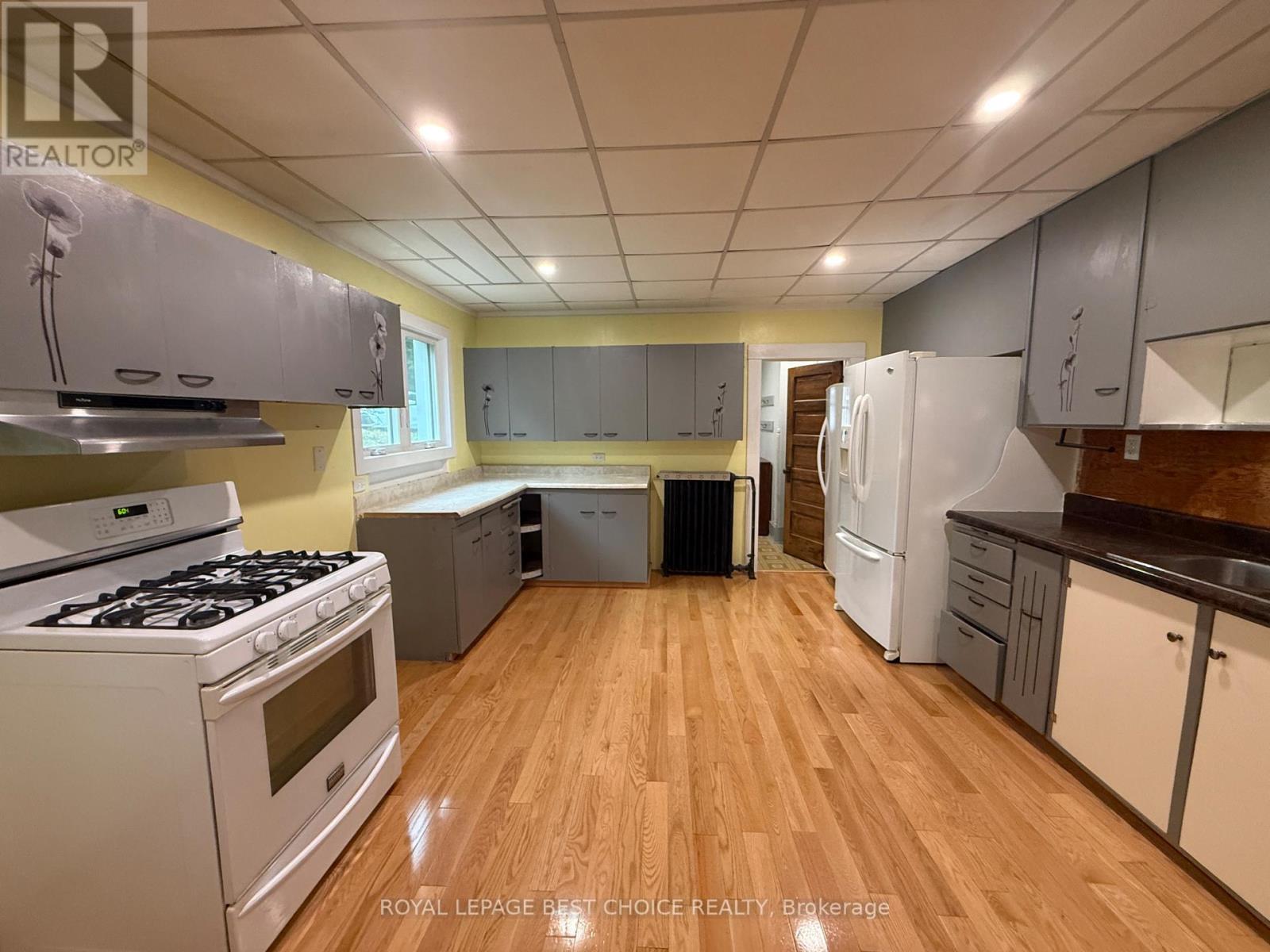640 BREWSTER STREET - 22