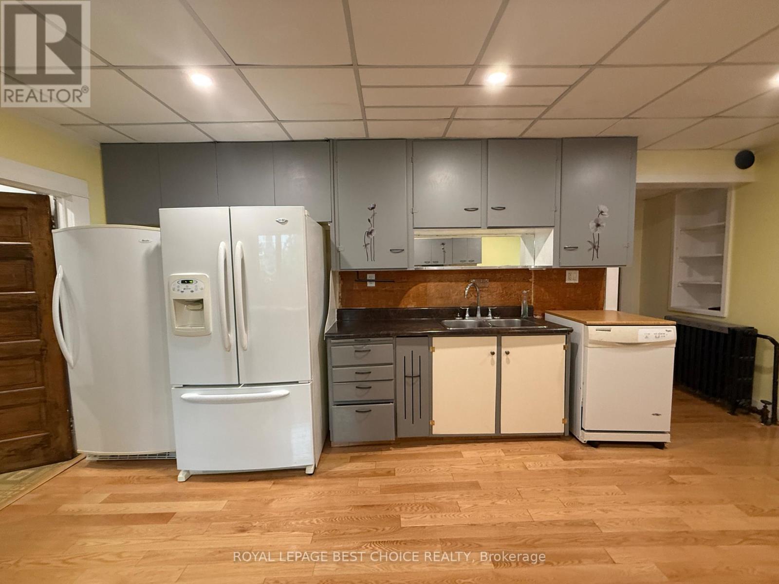 640 BREWSTER STREET - 23
