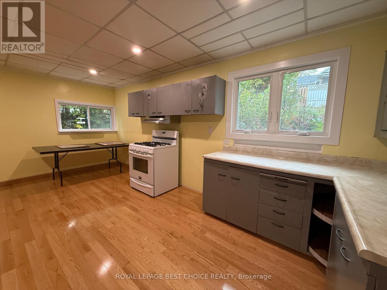 640 BREWSTER STREET - 24