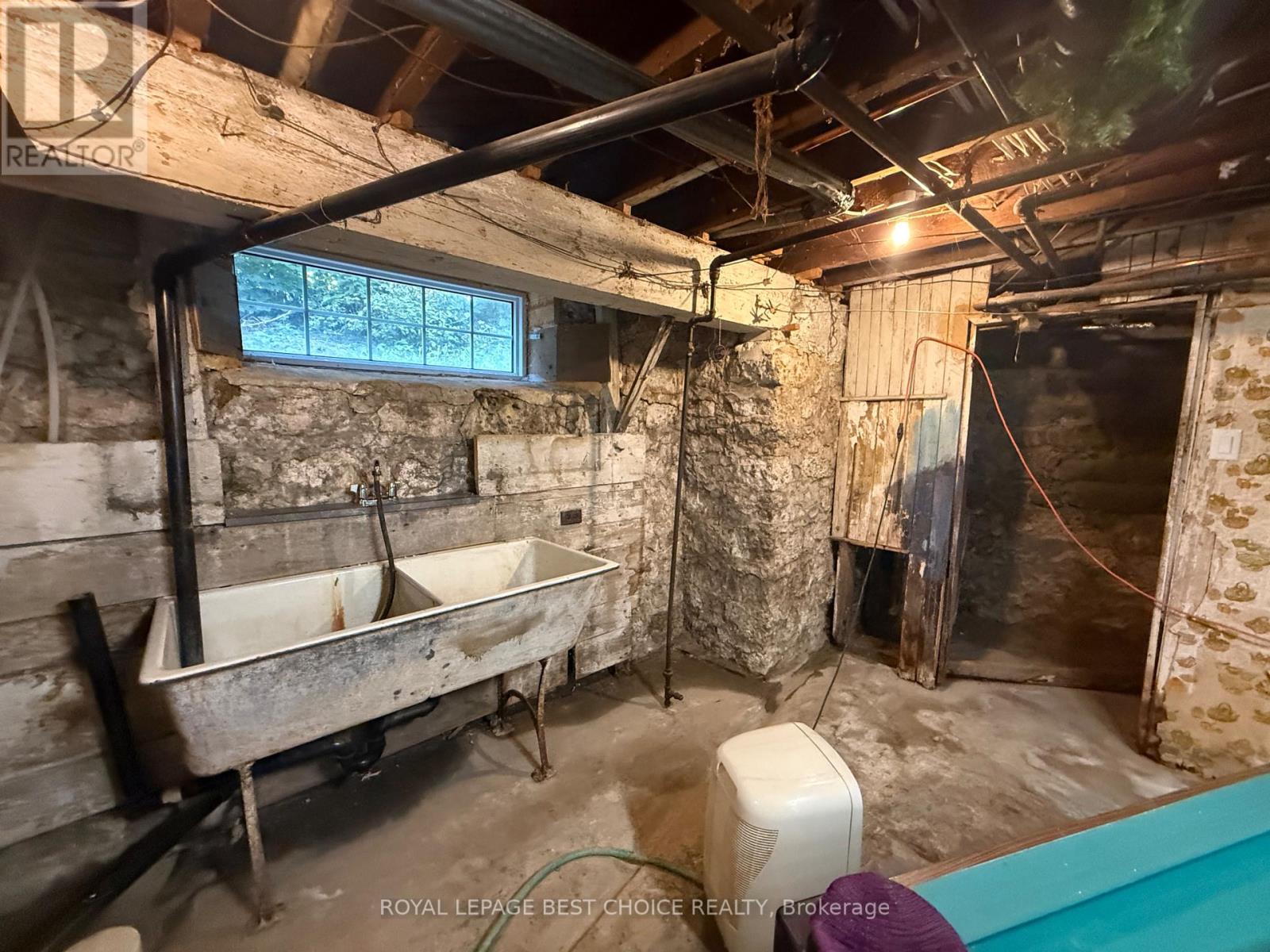 640 BREWSTER STREET - 34