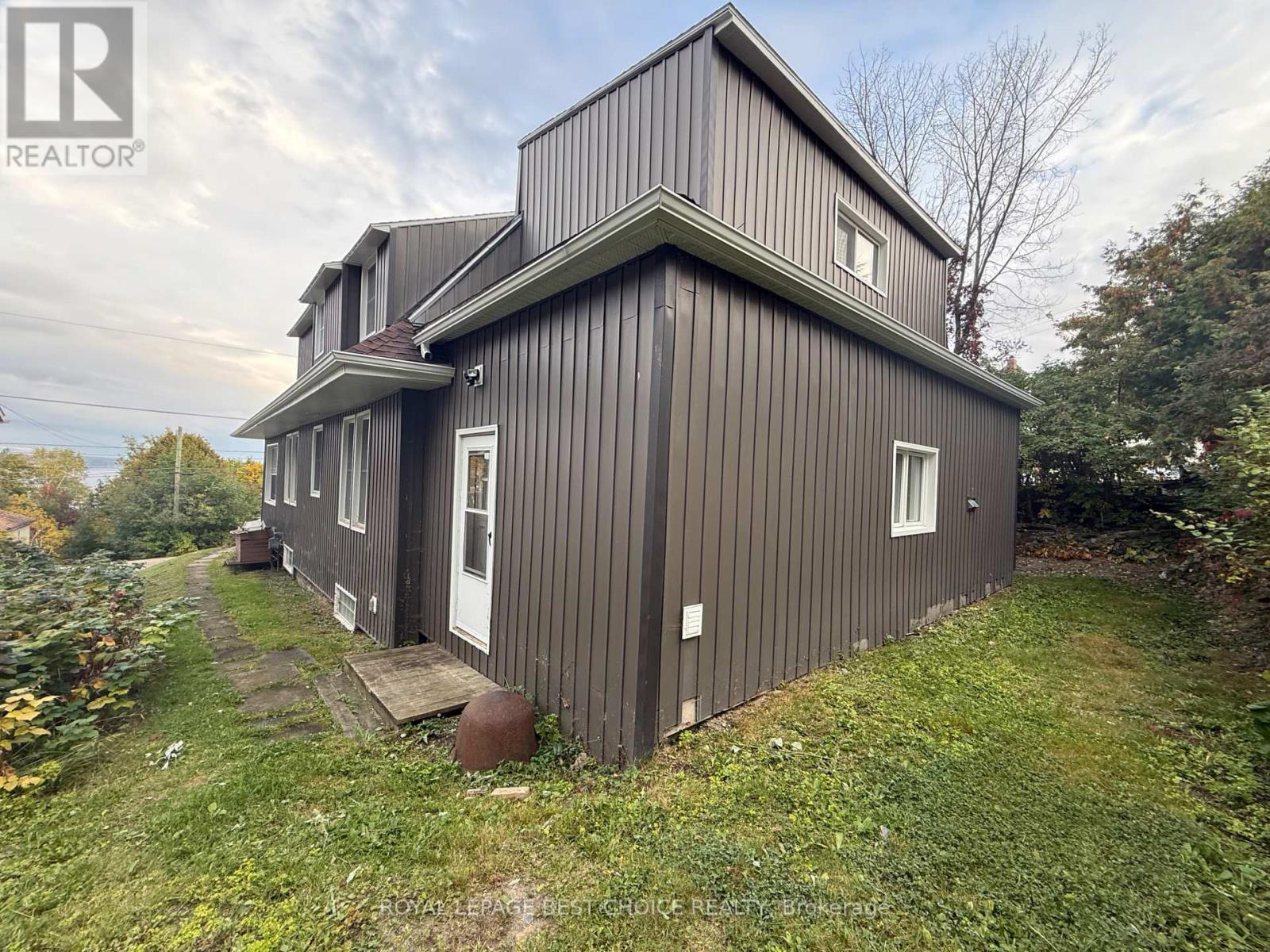 640 BREWSTER STREET - 4