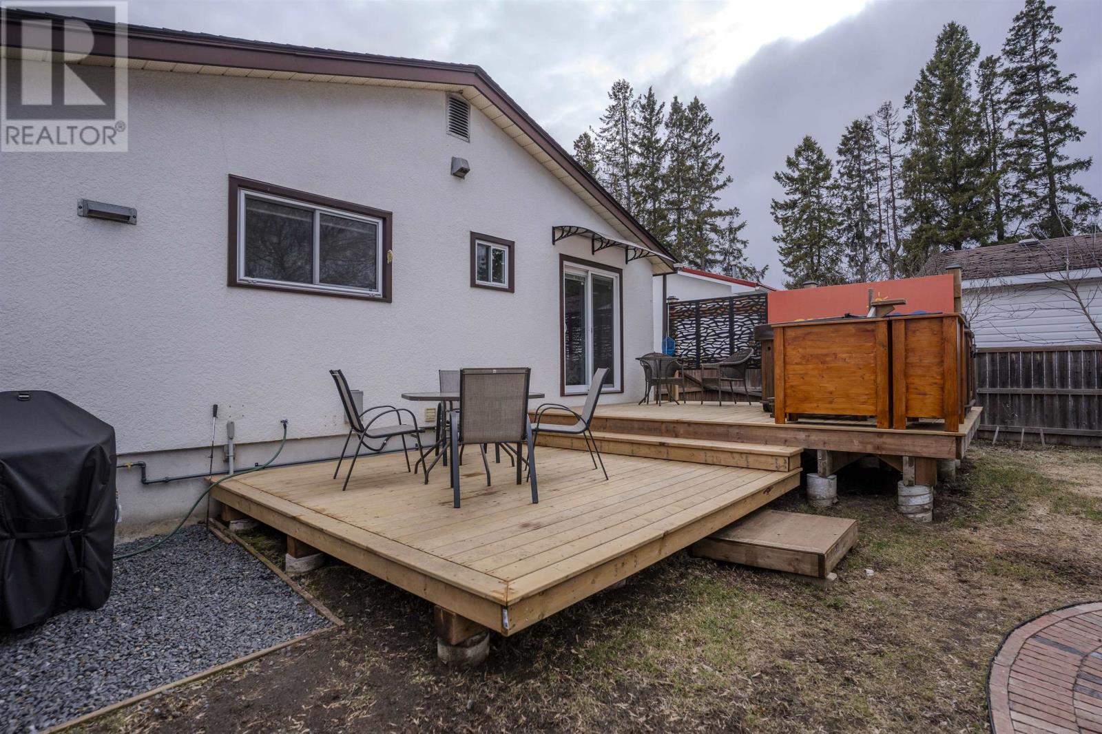 874 ERIE AVE E, THUNDER BAY, Ontario, P7A6N2 — Photo 4