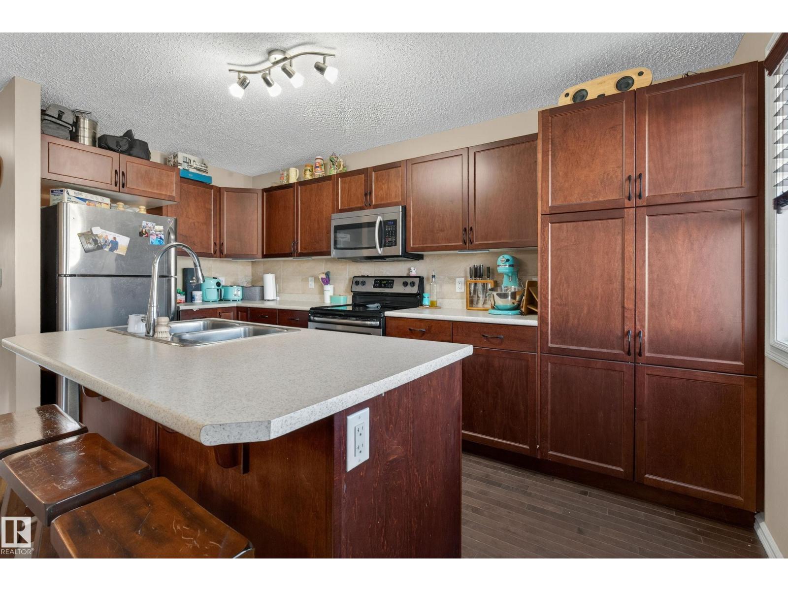 5636 18 AV SW, Edmonton