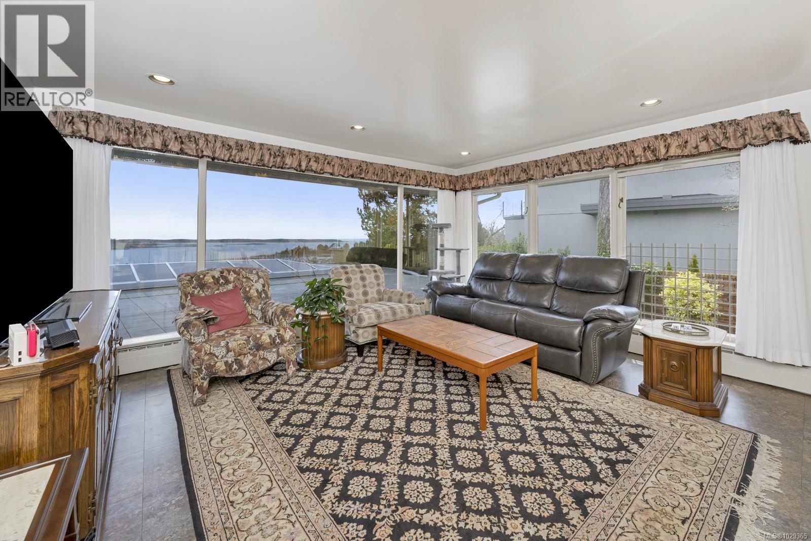  3565 Beach Drive, Oak Bay