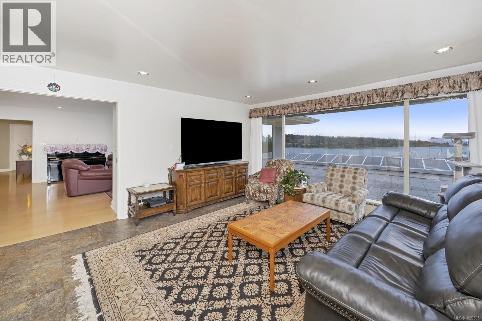  3565 Beach Drive, Oak Bay