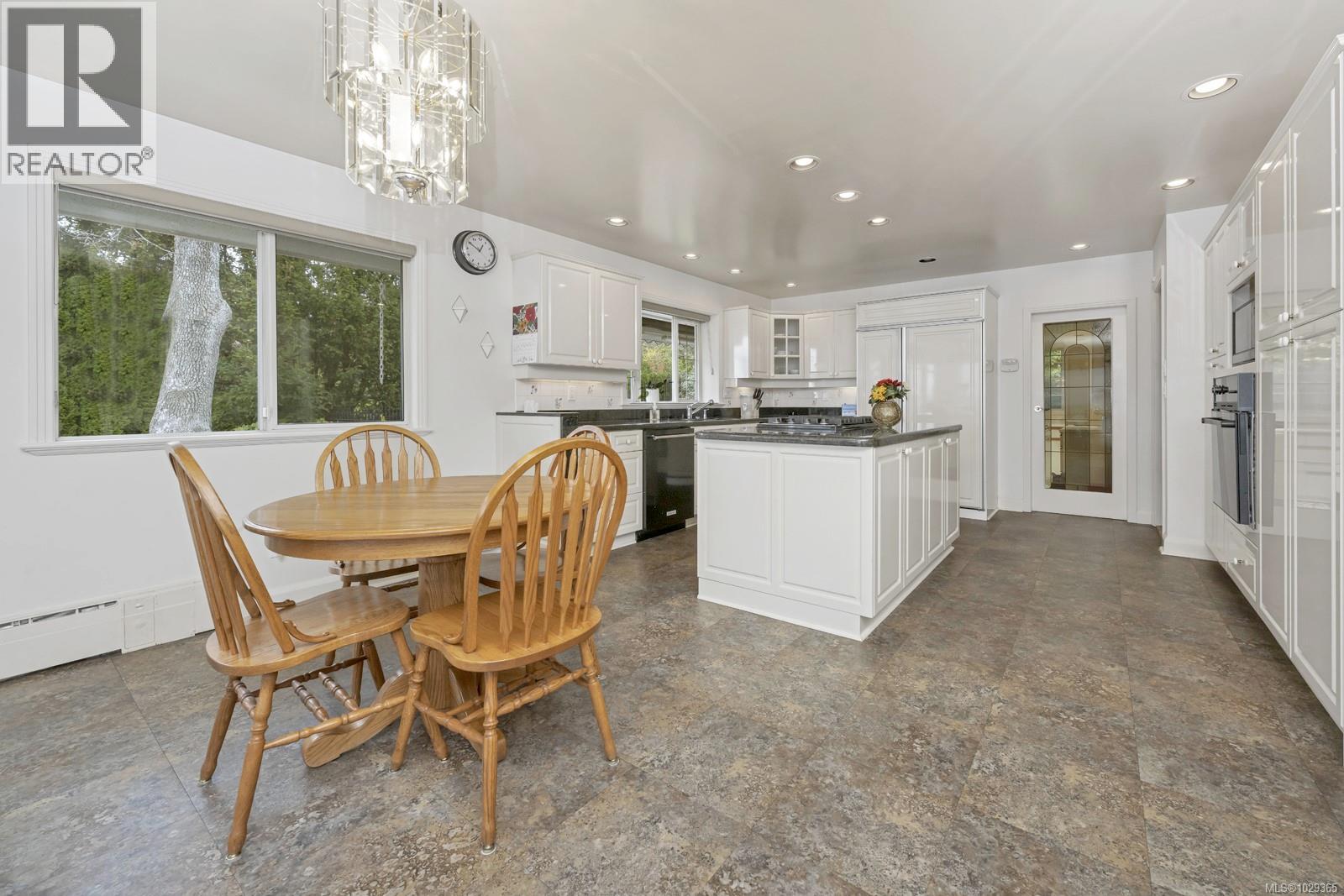  3565 Beach Drive, Oak Bay