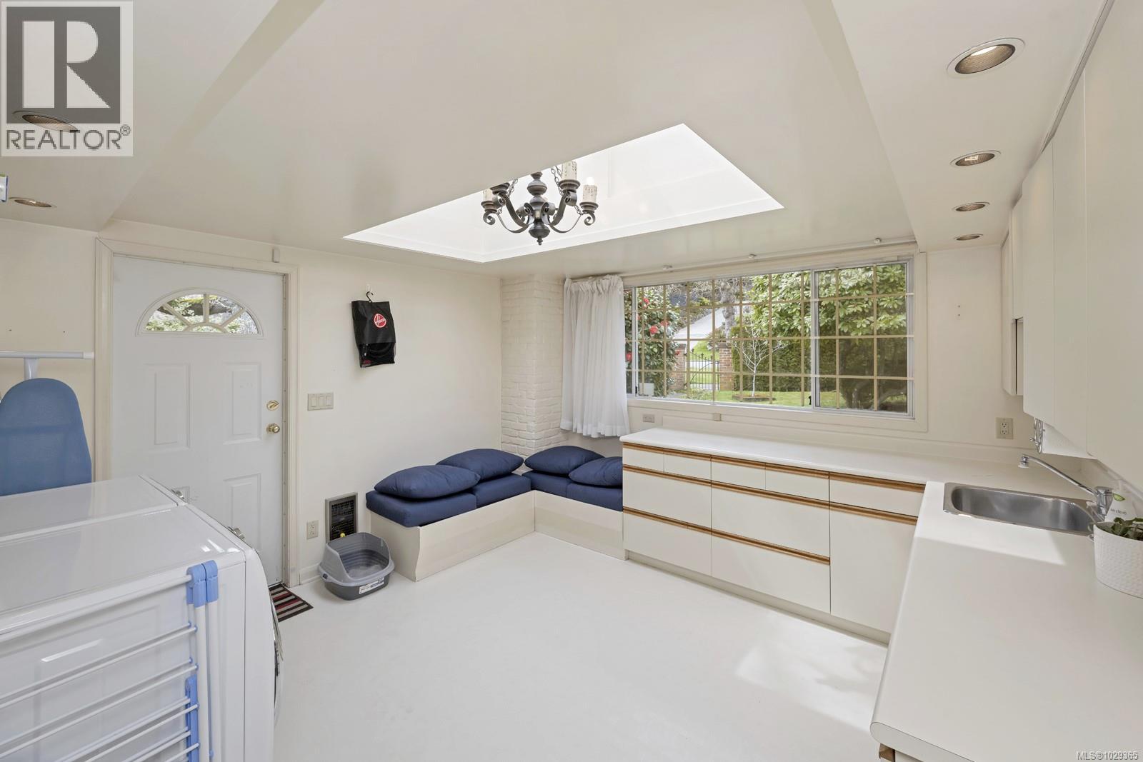  3565 Beach Drive, Oak Bay