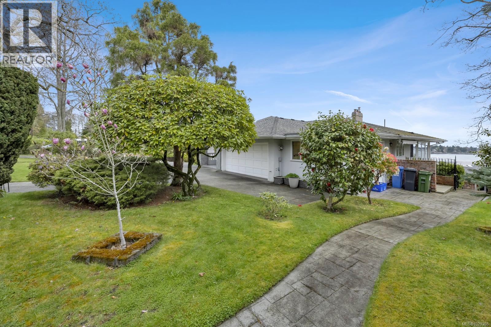  3565 Beach Drive, Oak Bay