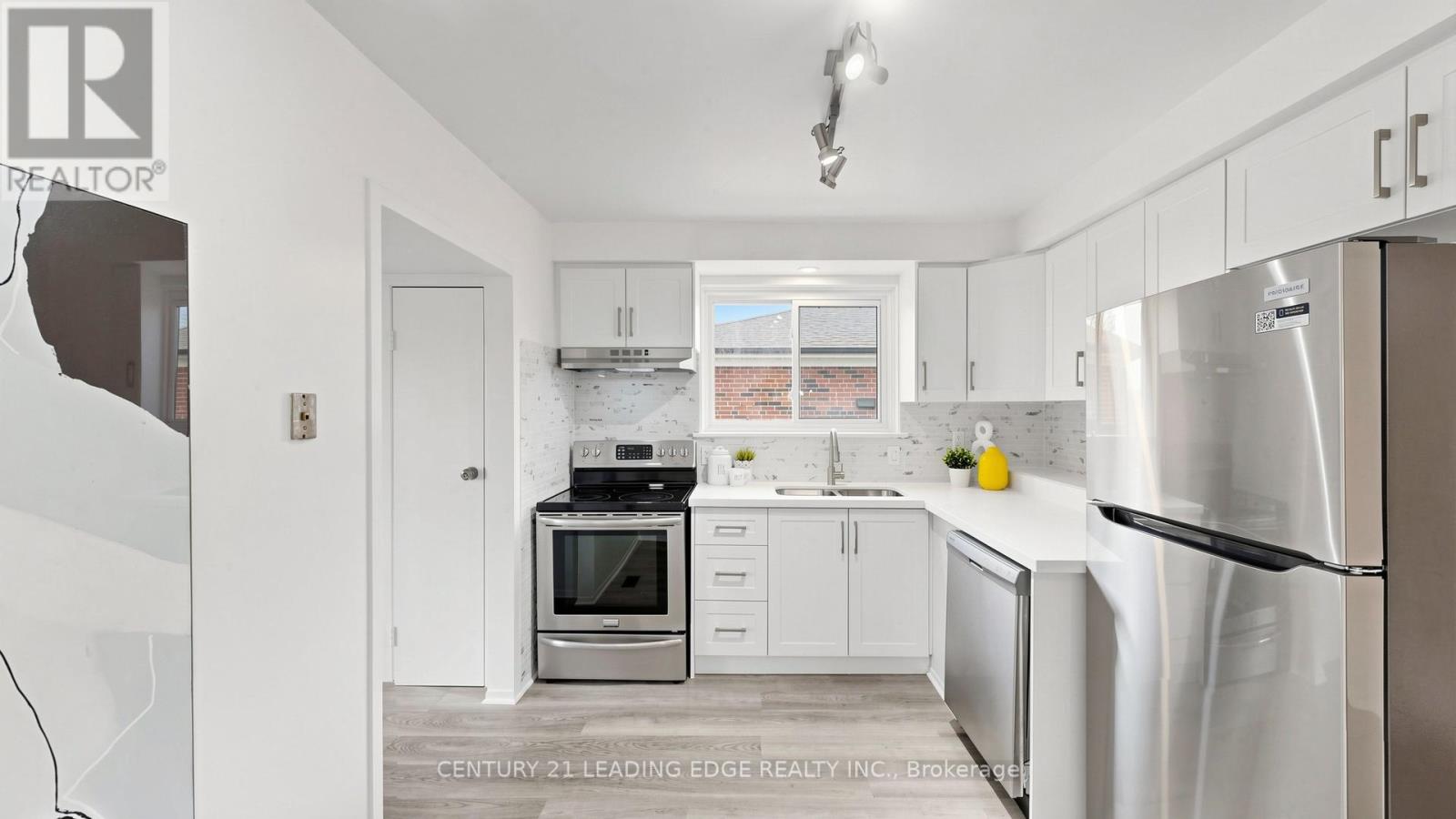 52 CLYDESDALE DRIVE - 17