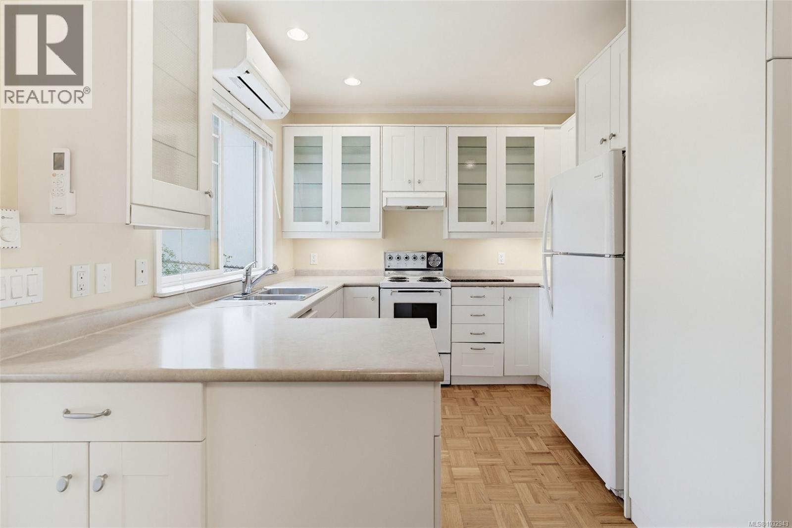  1274 Hewlett Place, Oak Bay