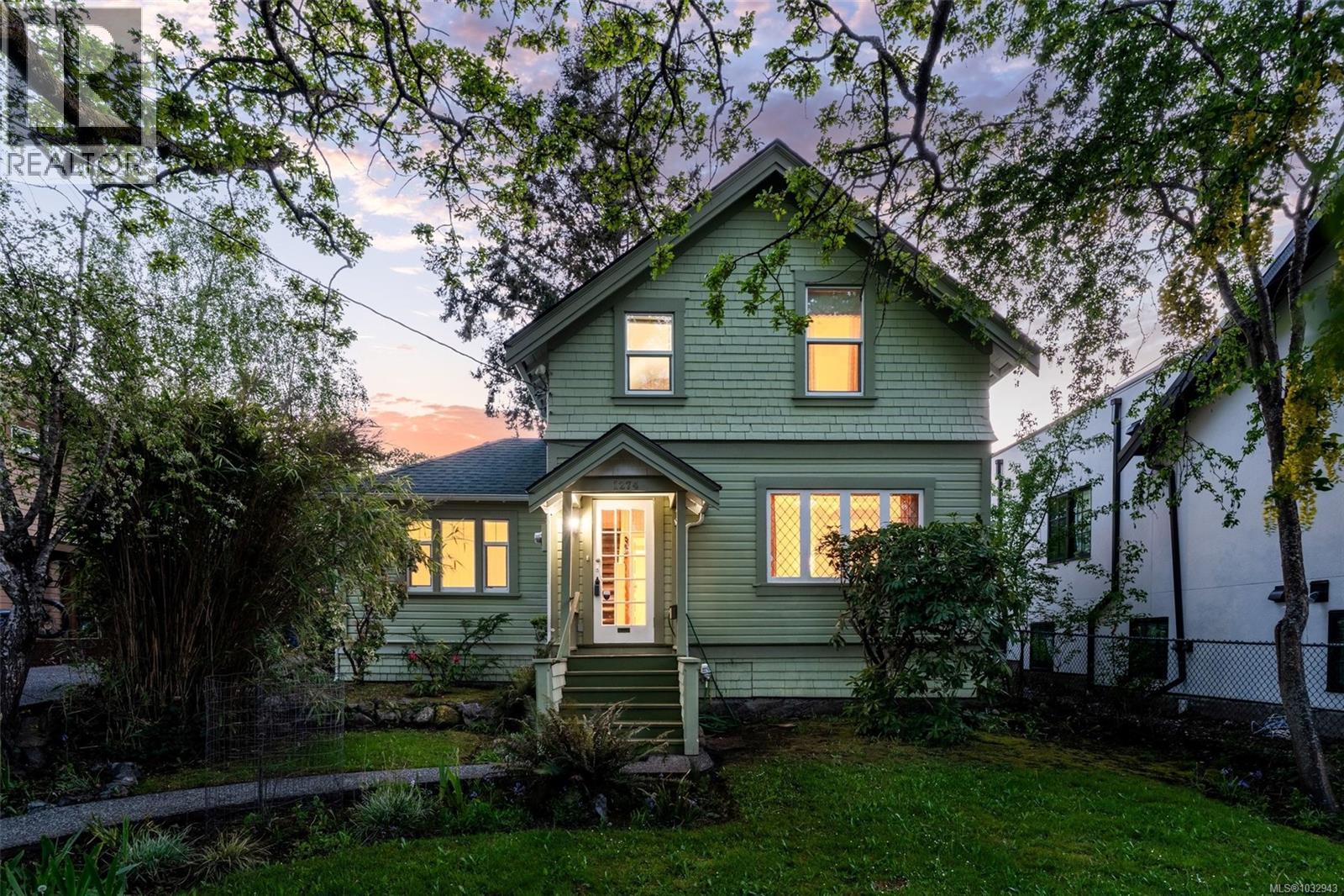  1274 Hewlett Place, Oak Bay