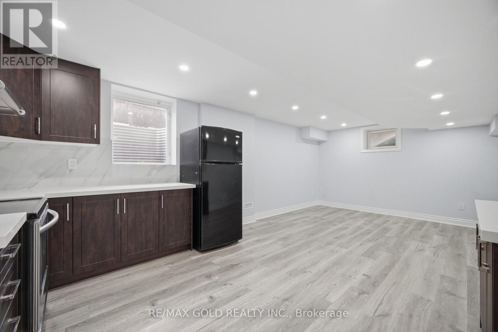 33 GARRYOAKS DRIVE - 28