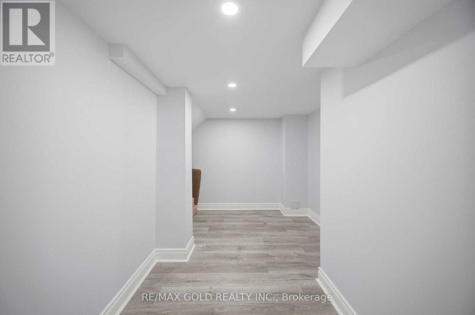33 GARRYOAKS DRIVE - 33