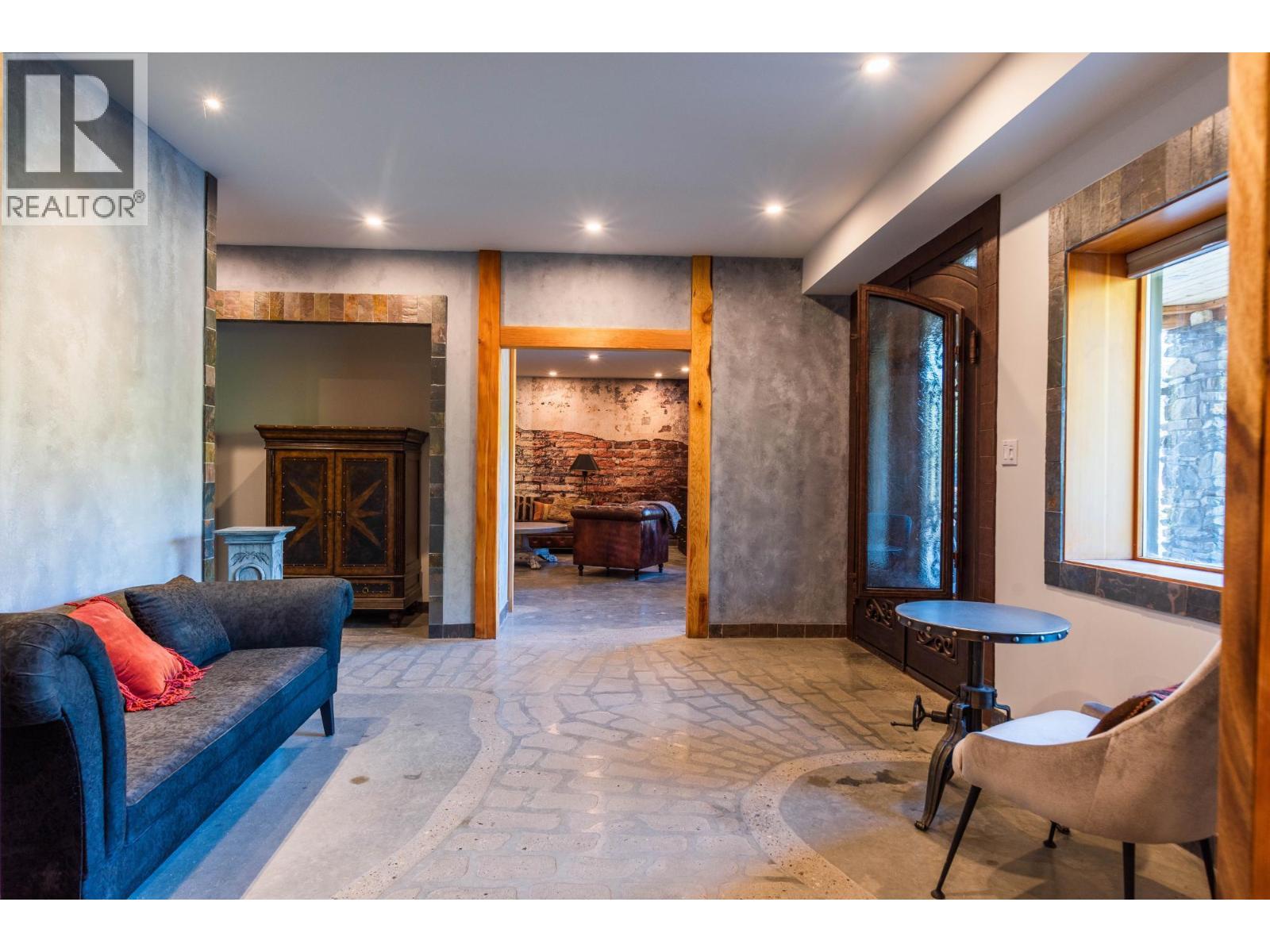 8751 6 Highway - 38