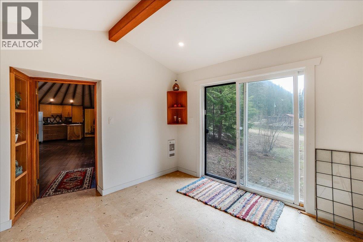 8751 6 Highway - 85