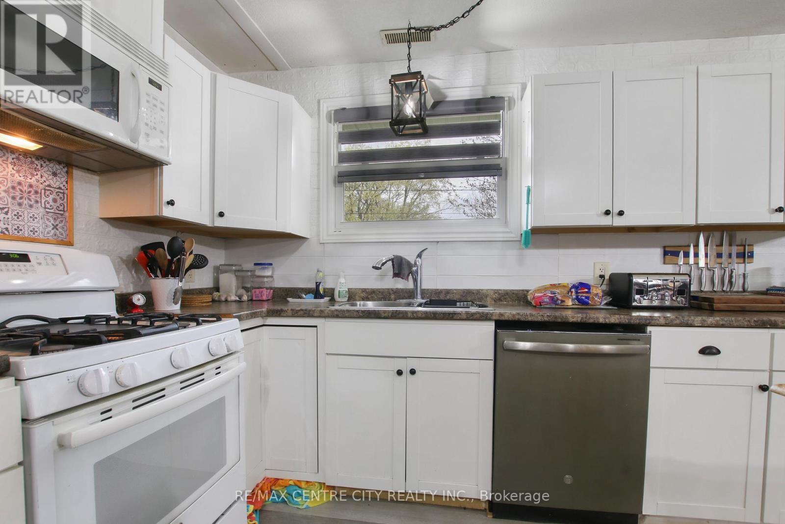129 DUCHESS AVENUE - 4