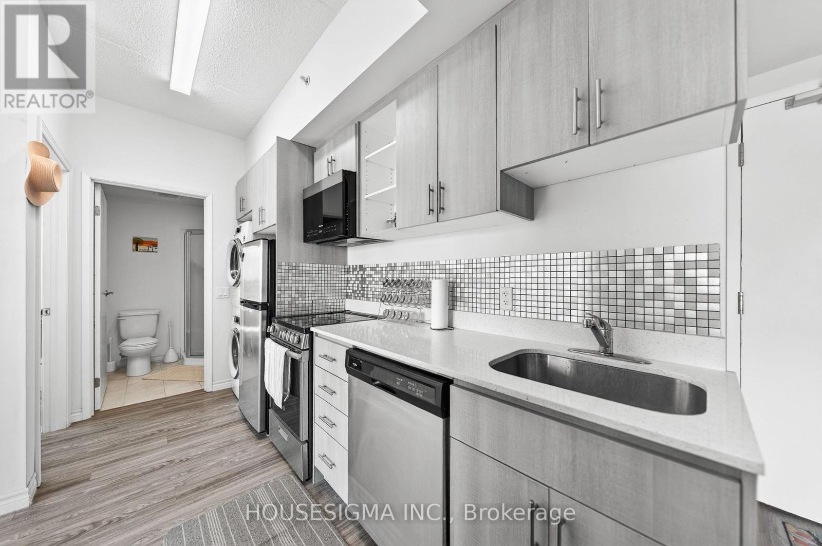 #PH-03 246 LESTER STREET - 16