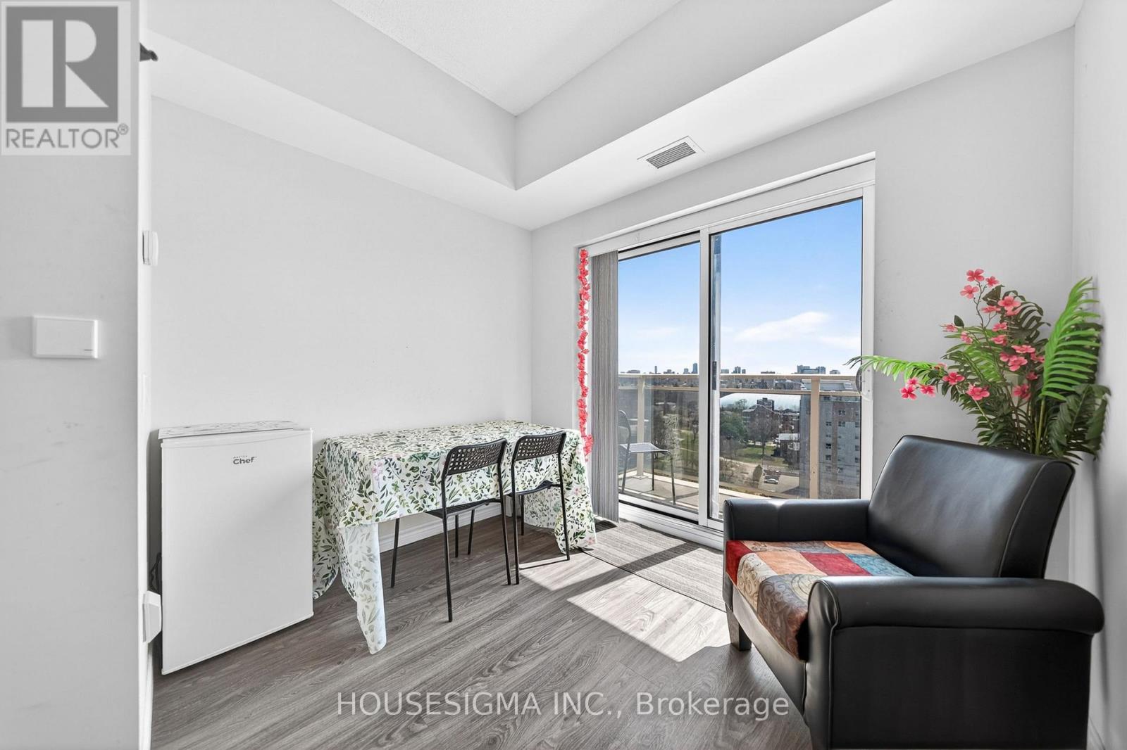 #PH-03 246 LESTER STREET - 23