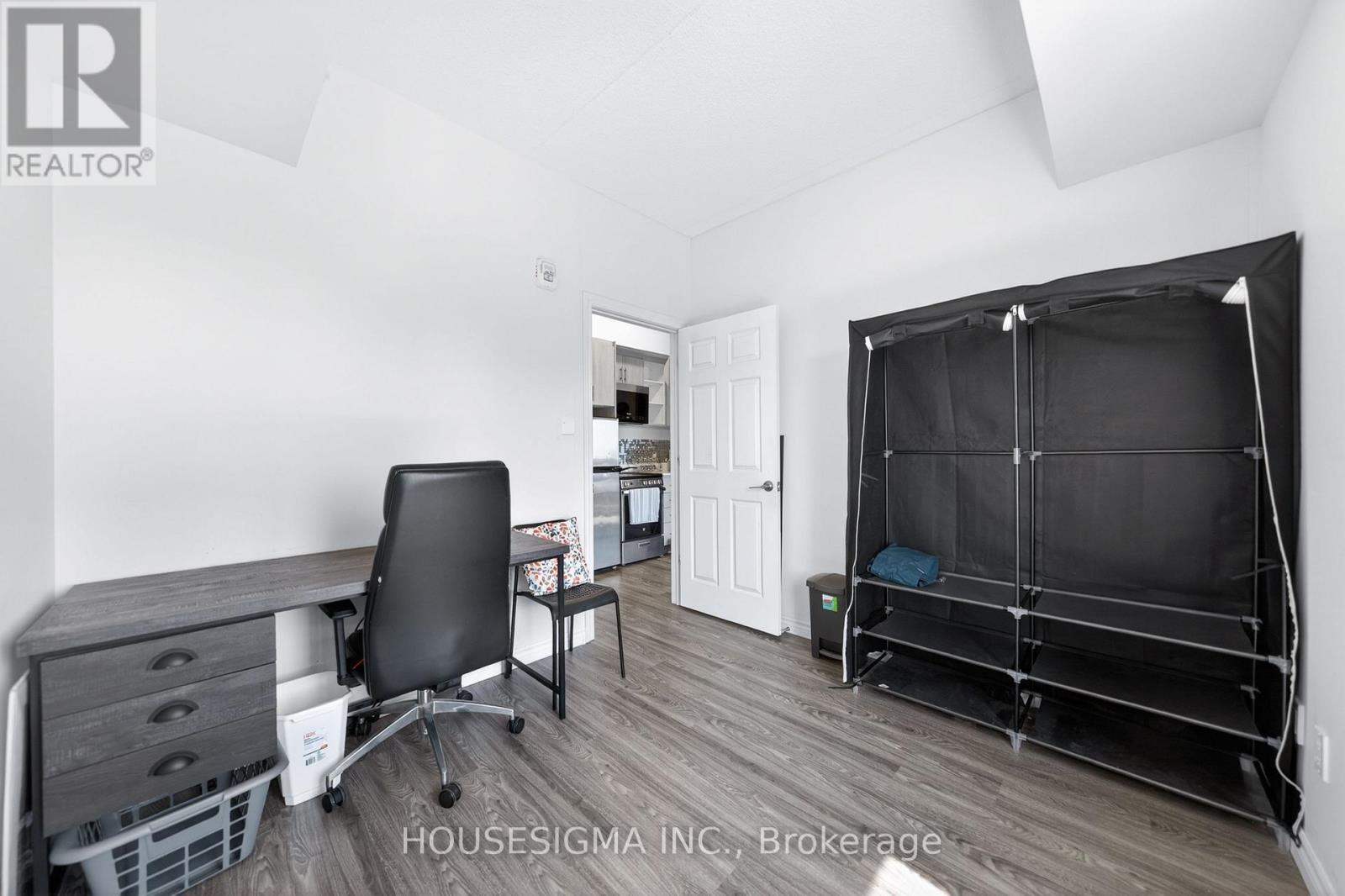 #PH-03 246 LESTER STREET - 33