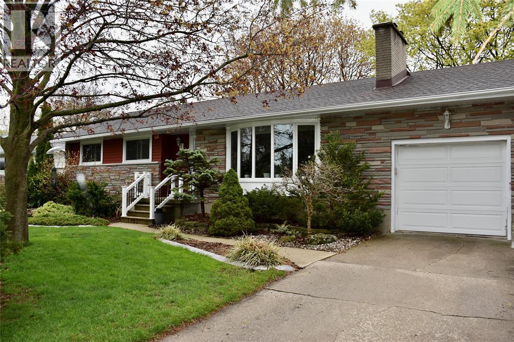 1049 LOCKHART CIRCLE, Sarnia, Ontario, N7S2E4 — Photo 2
