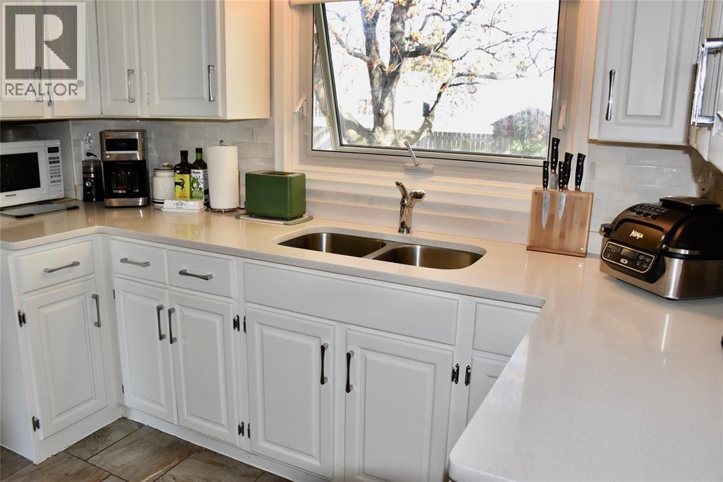1049 LOCKHART CIRCLE, Sarnia, Ontario, N7S2E4 — Photo 5