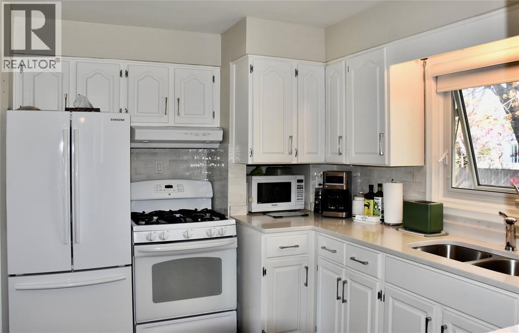 1049 LOCKHART CIRCLE, Sarnia, Ontario, N7S2E4 — Photo 6