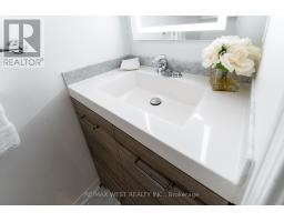 28 Shining Star Crescent, Toronto, ON M6M5L6 Photo 12