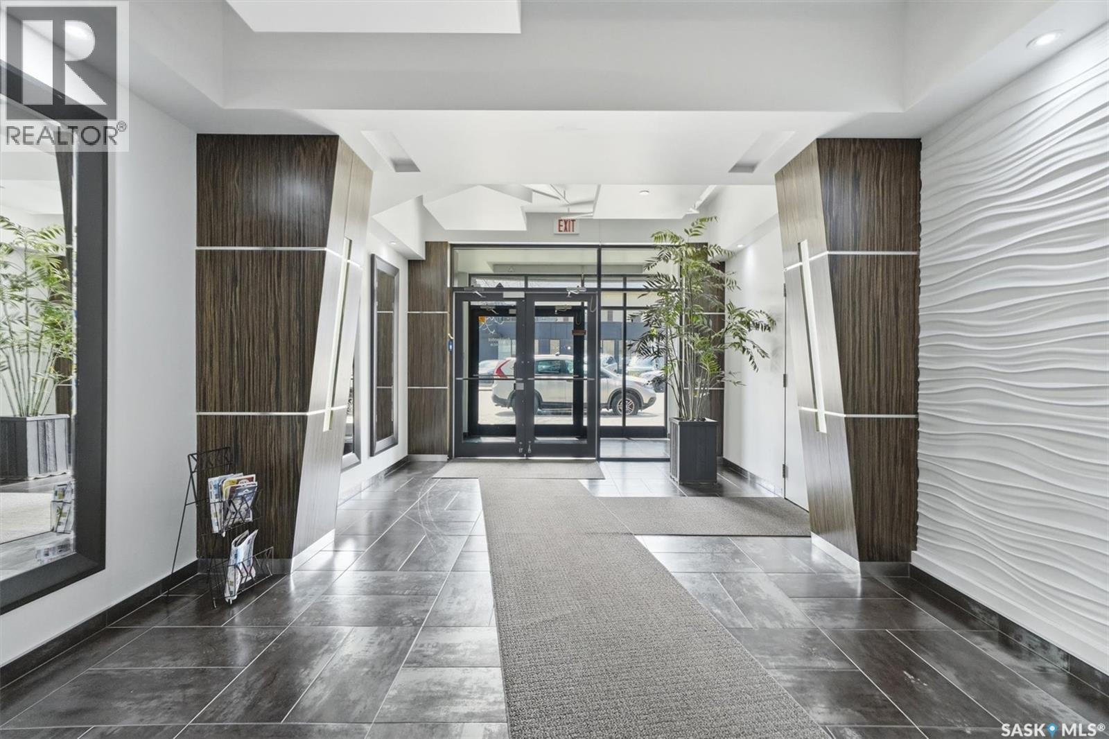 #702 922 Broadway AVENUE - 53