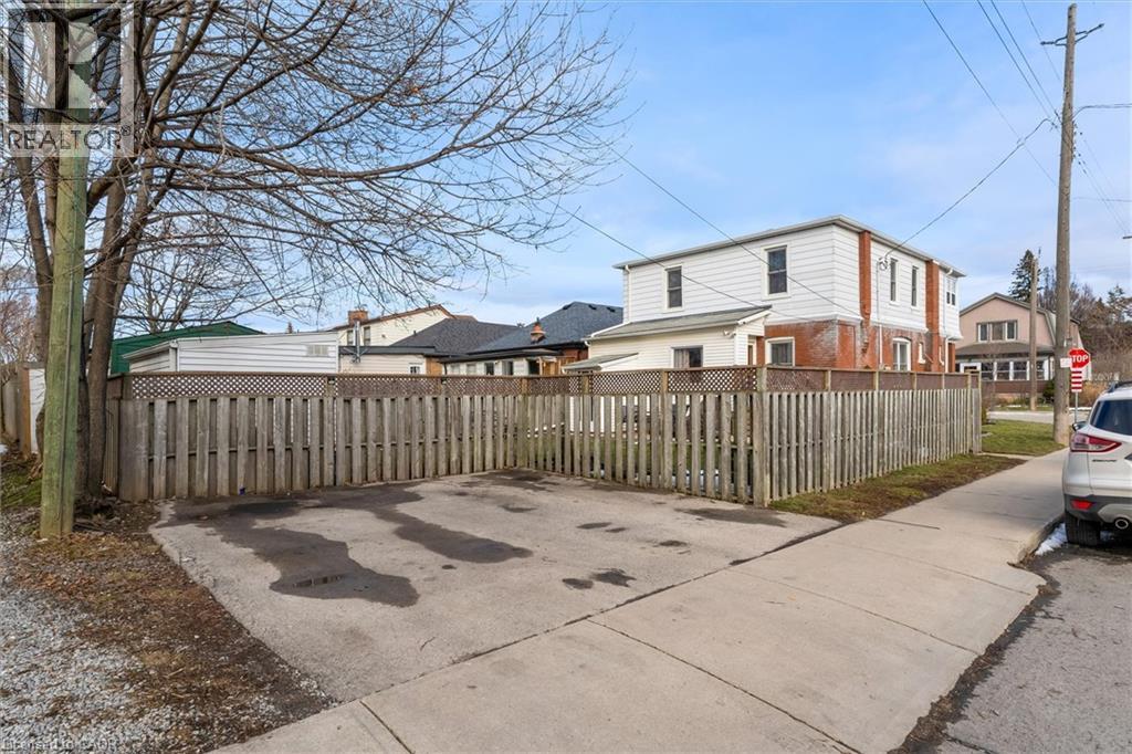 121 EDGEMONT Street N - 40