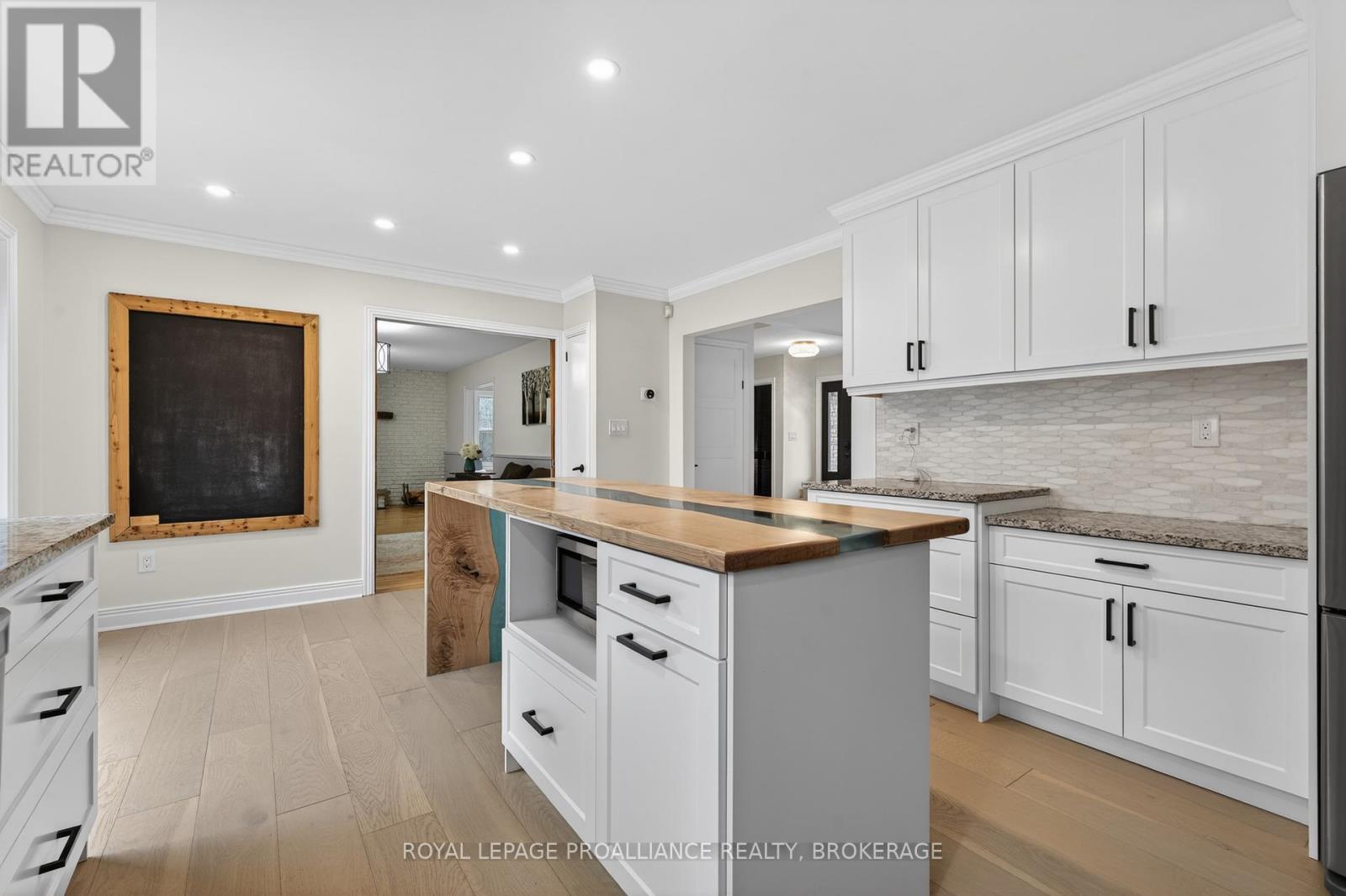 1081 KNIGHT'S LANE - 10