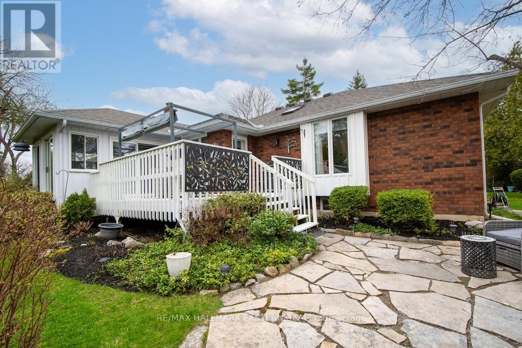 38 PATRICIA PLACE - 32