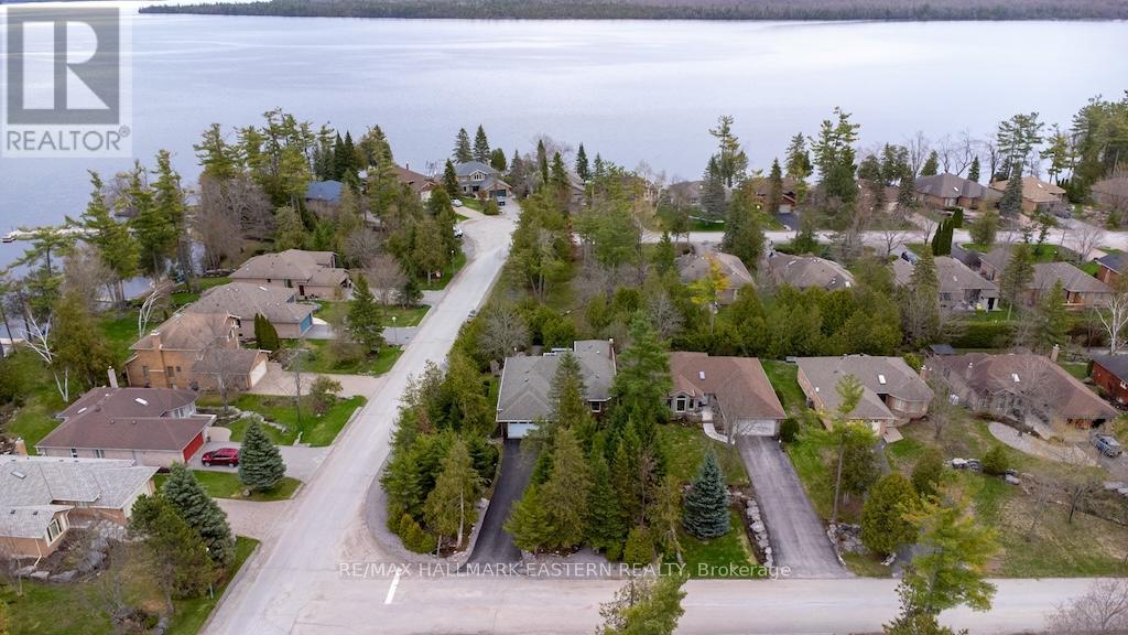 38 PATRICIA PLACE - 35