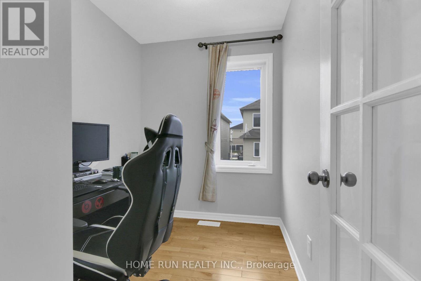 350 HAILEYBURY STREET - 23