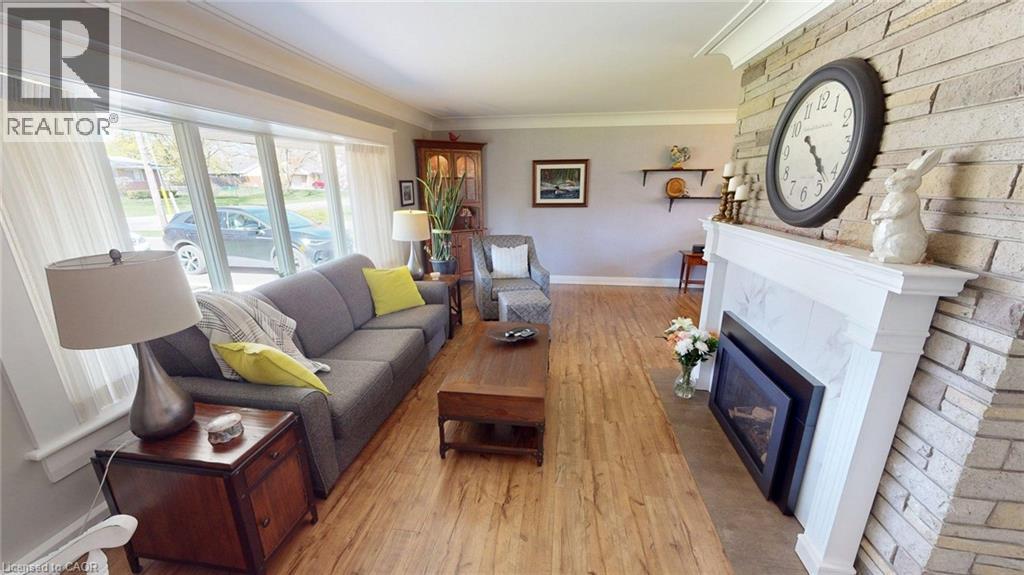 16 DALEVIEW Crescent - 3