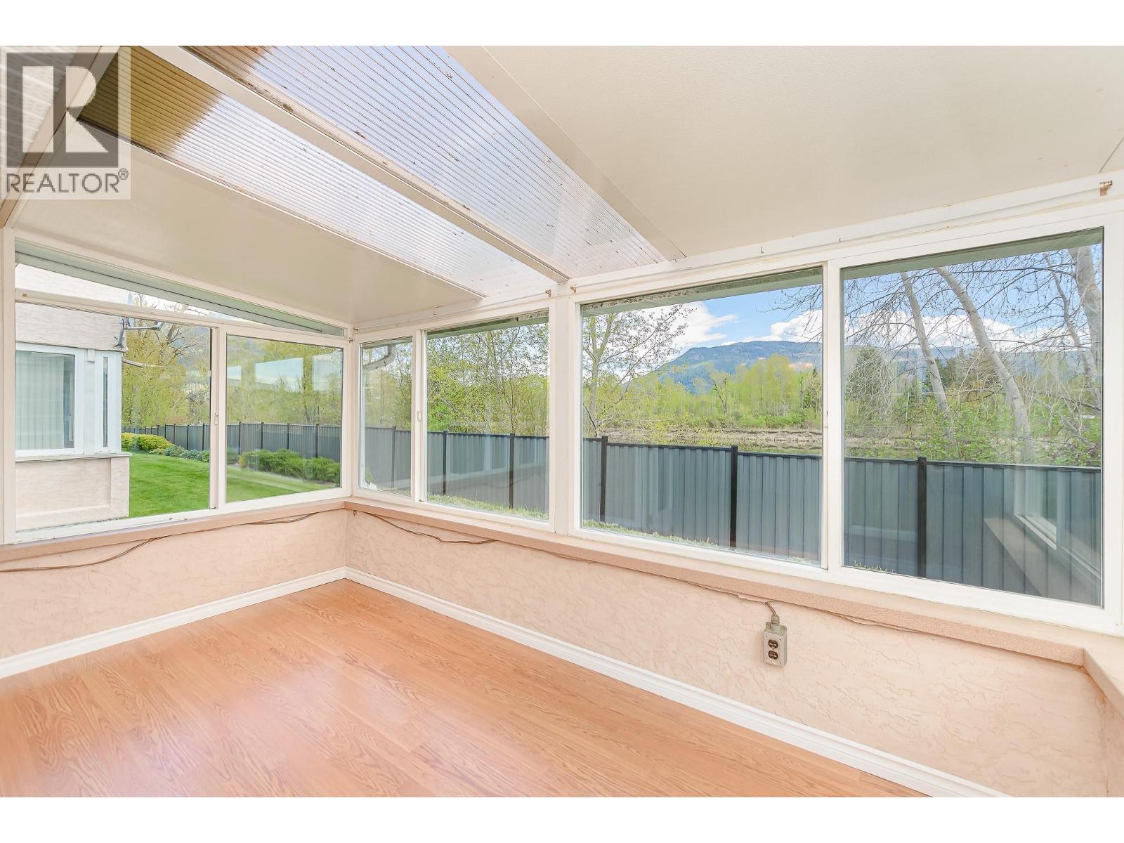 #17 303 Regent Avenue - 16