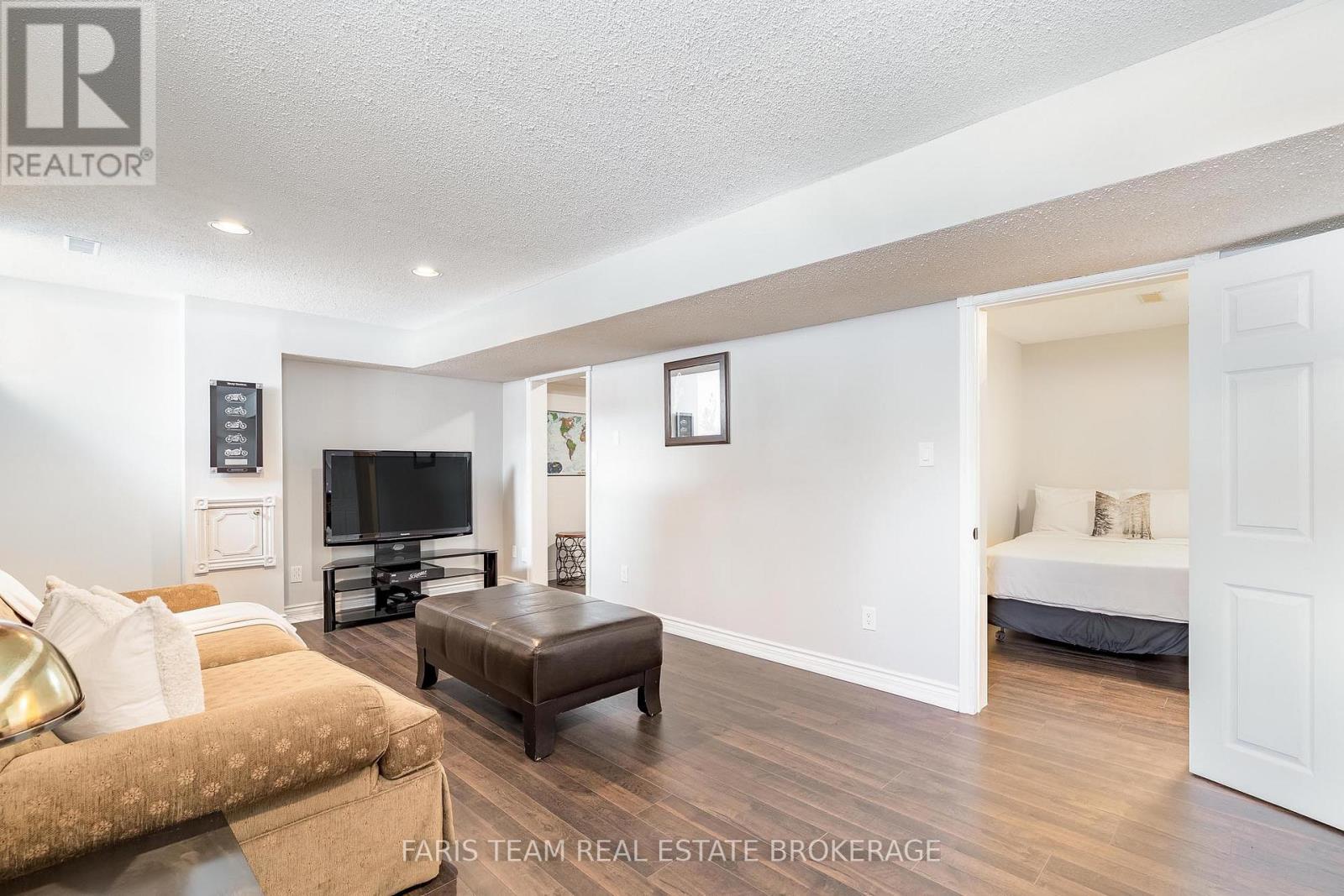 5 BAILEY CRESCENT - 31