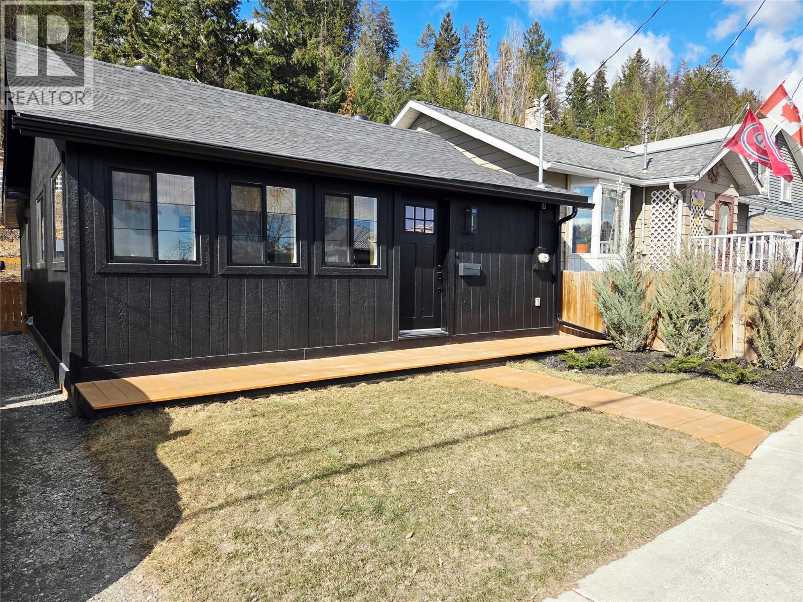 565 Wallinger Avenue - Image 2