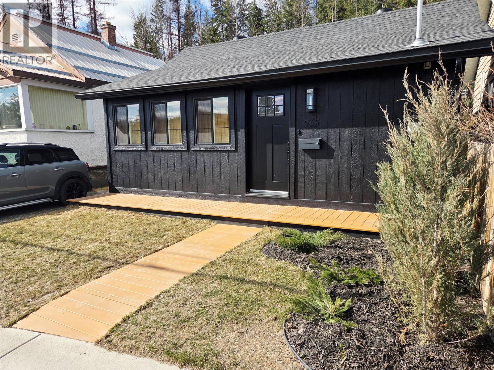 565 Wallinger Avenue - 3