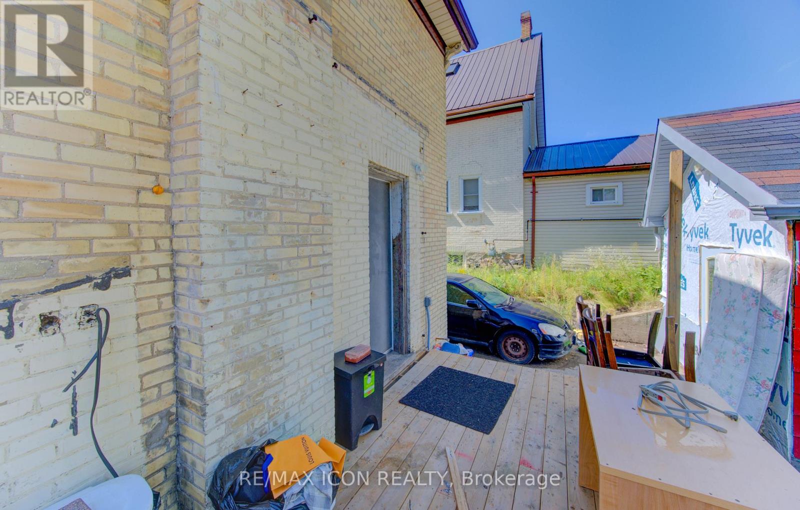138 COURTLAND AVENUE E - 24