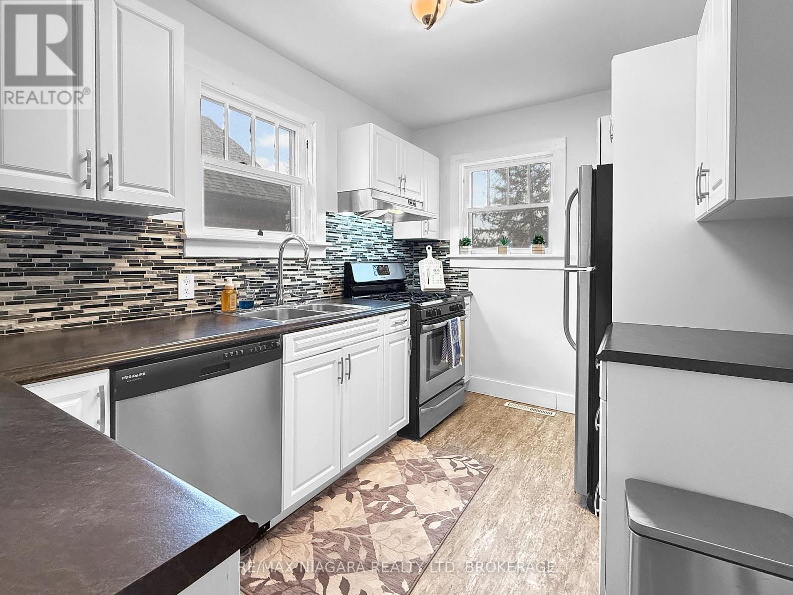 361 BOWEN ROAD - 10