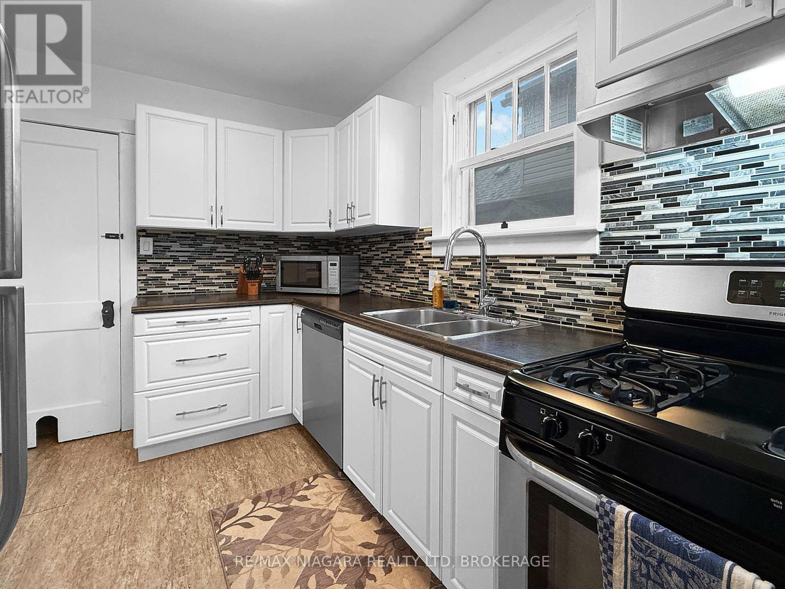 361 BOWEN ROAD - 11