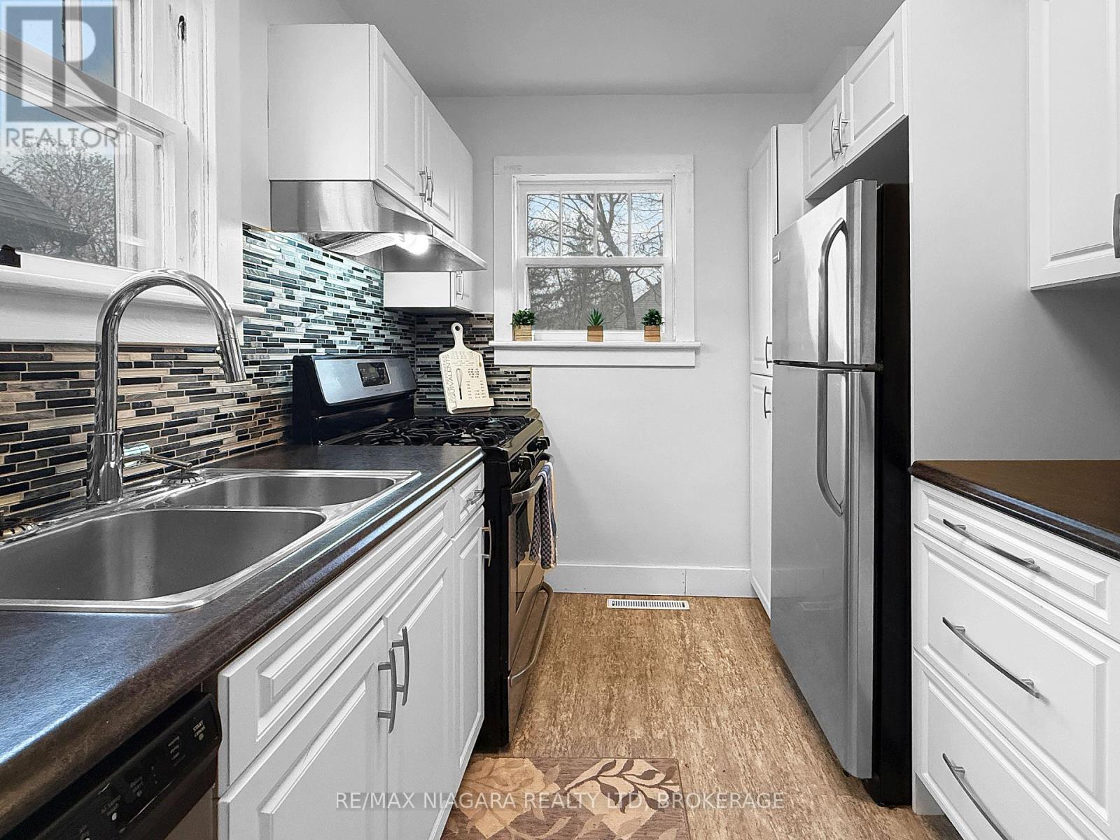 361 BOWEN ROAD - 12
