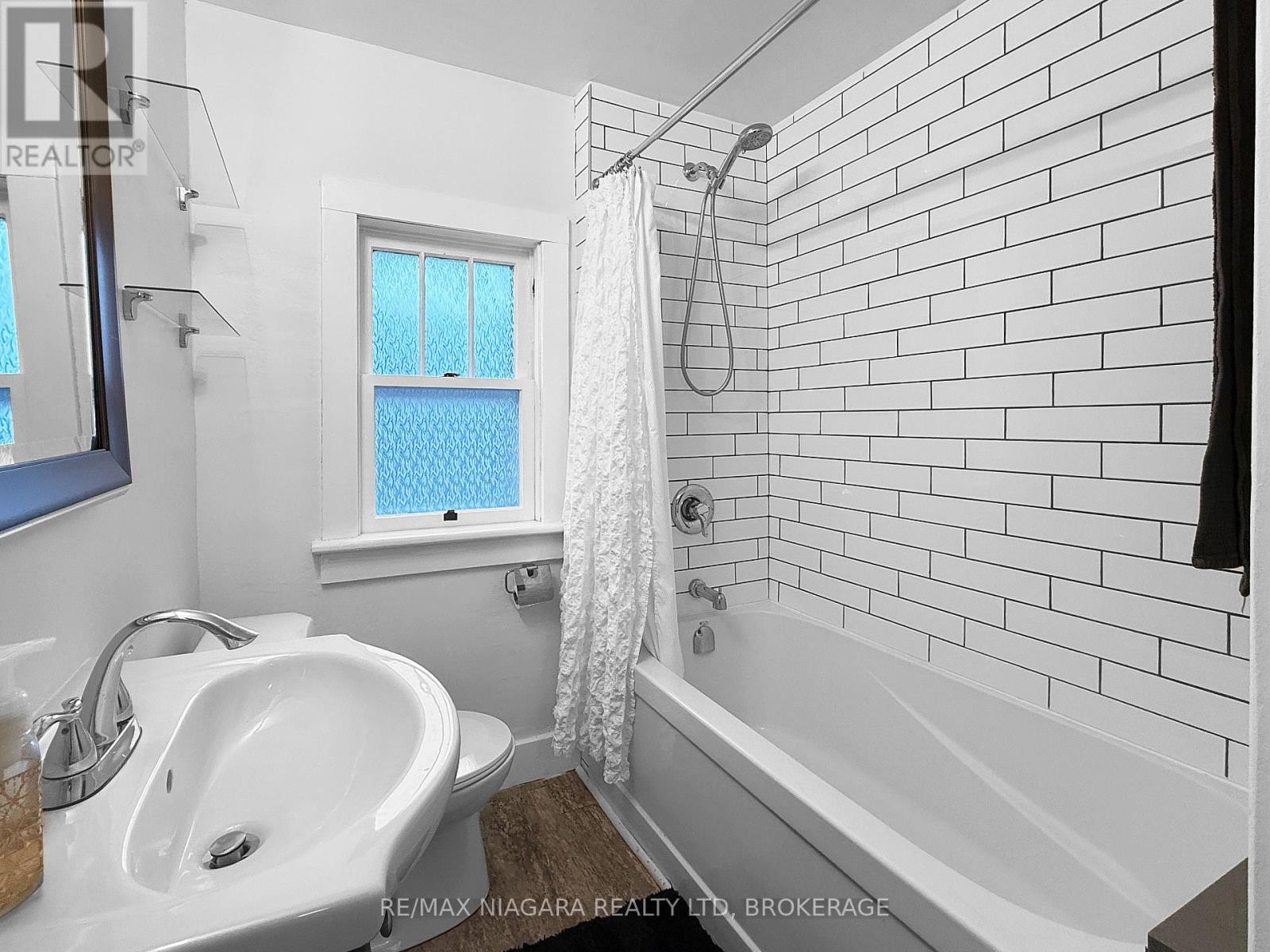 361 BOWEN ROAD - 16