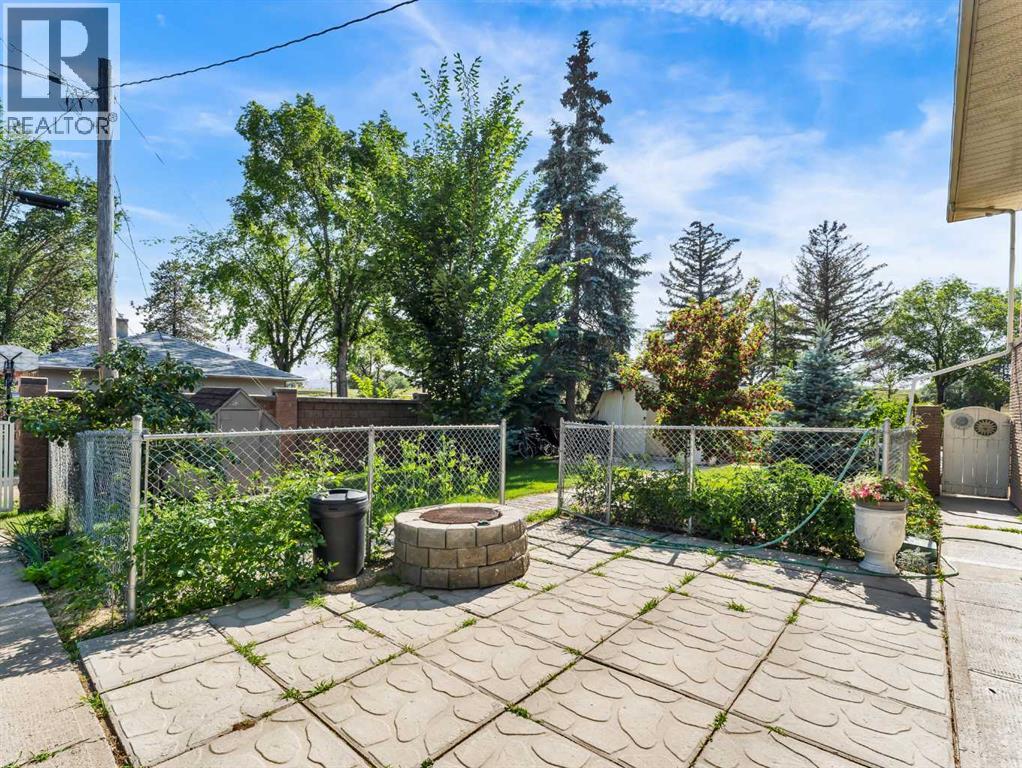 1119 Bullivant Crescent SW — photo 37