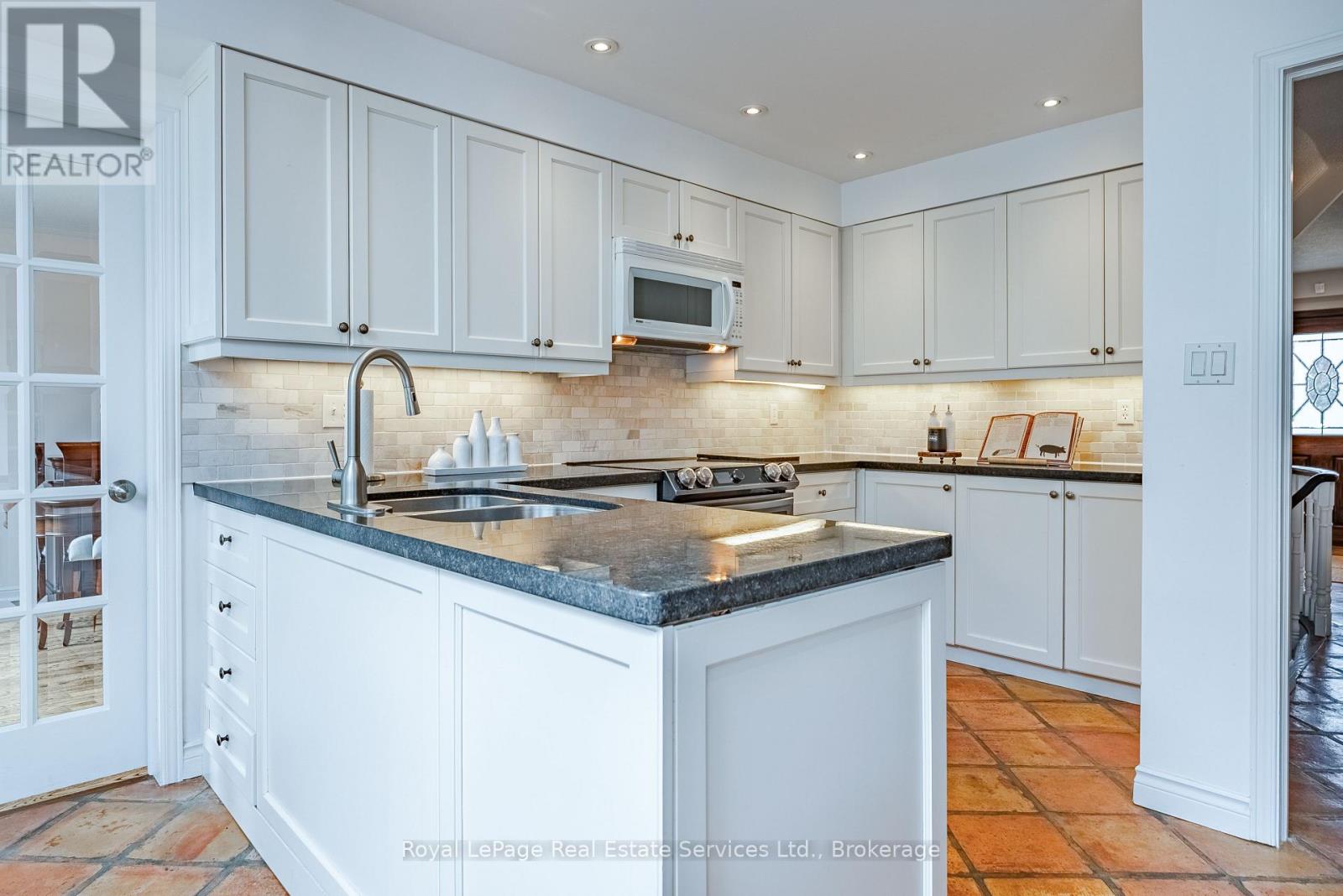 2082 MISSISSAUGA ROAD - 16