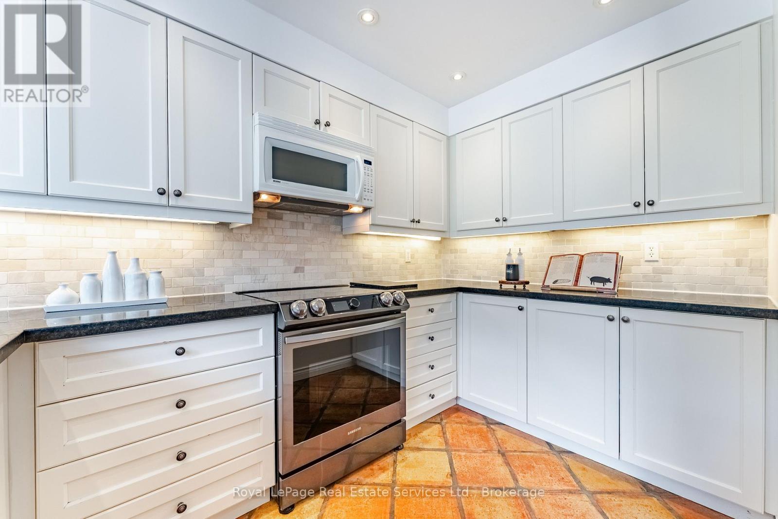 2082 MISSISSAUGA ROAD - 17