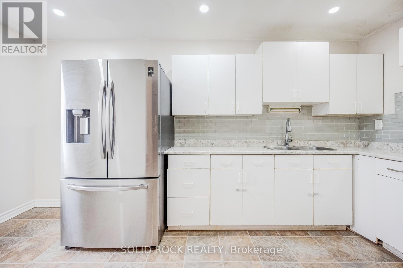 #332 332 FLEETWOOD CRESCENT - 19